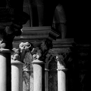 Colonnes de cloître en noir et blanc - France  - collection de photos clin d'oeil, catégorie rues
